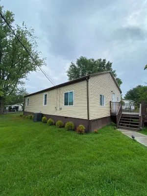 Spacious home in quiet neighborhood. Fenced yard. Easy access to attractions. Hotels in Oak Hill