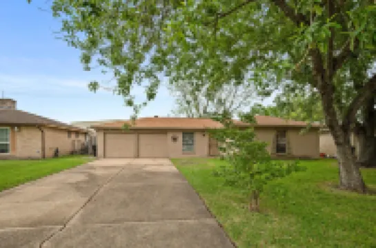 Welcoming 4 Bedroom House | Near Chinatown | King Bed | Full Office | Fast WiFi Hotels in Alief