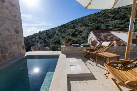 A cozy villa in a peacefull village of Zaraće w/pool