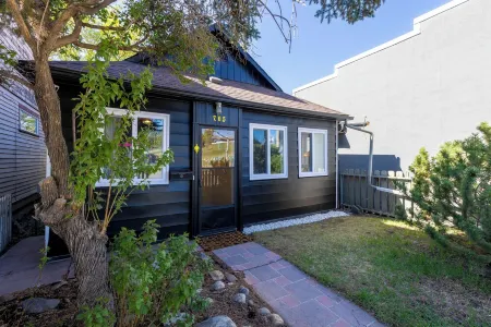 Funky House - Private Hot Tub - Walking Distance to Downtown Отели рядом с достопримечательностью «TELUS Spark Science Centre»