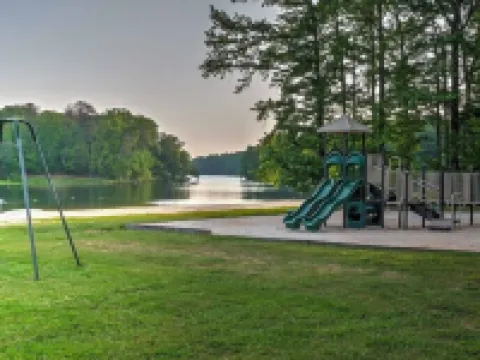 Cozy Cabin with ADA accessible, golfing, hiking,, beach, tennis, and more! โรงแรมในPickens County