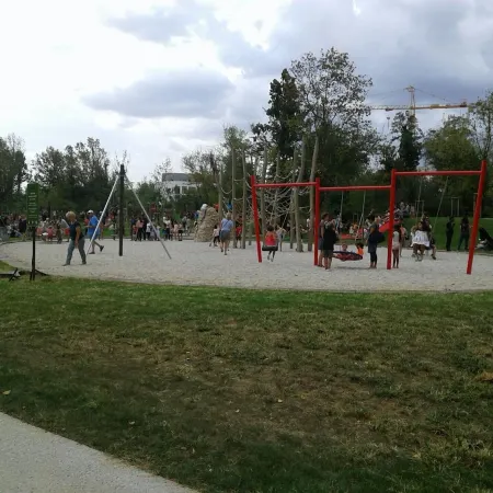 QUIET AND BRIGHT HOUSE WITH AIR CONDITIONING