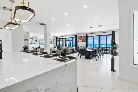 KPOW on the Beach - Brand New 5 bedroom Luxury Beachfront House! Отели в г. Steventon