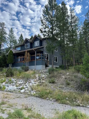 Canadian Rockies Mountainside Retreat  6 Bed -  4 Bath -  Sleeps 10 Comfortably