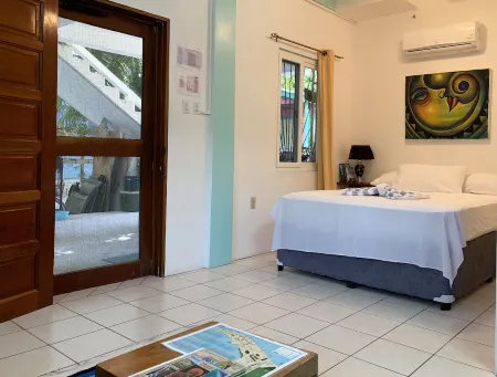 Gumbo Limbo - Sea-Esta Studio - Steps to the Ocean, Free Bikes, Free WiFi Отели рядом с достопримечательностью «Сплит»