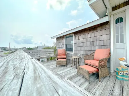 The Waves of Grace beach house! 2 MIN WALK TO BEACH! SANDY BOTTOM!