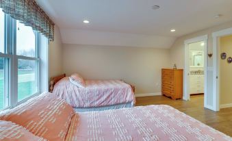Cozy Solar-Powered Loft: Walk to Lake Champlain!