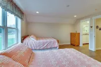 Cozy Solar-Powered Loft: Walk to Lake Champlain! فنادق في 