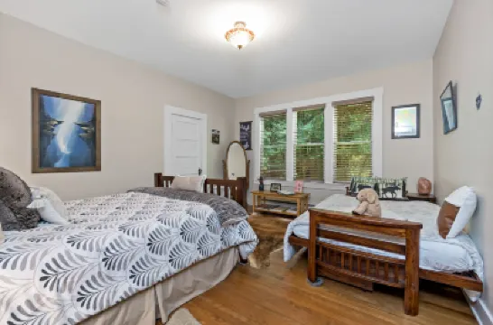 Mountain Meadows Inn & Chalet Suites Hotels in 