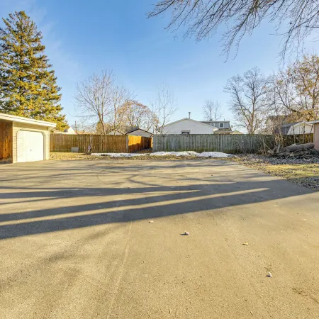 2 Mi to Dwtn Green Bay: Ideally Located Townhome!