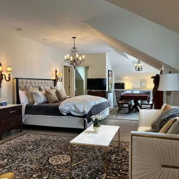 Norfolk Guest House Inn Hotels near Alumni Stadium