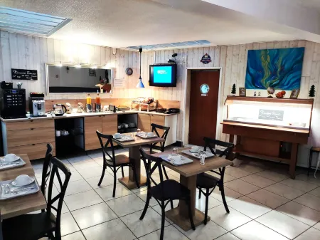 Hôtel le P'Tit Monde Отели в г. Ла Касань