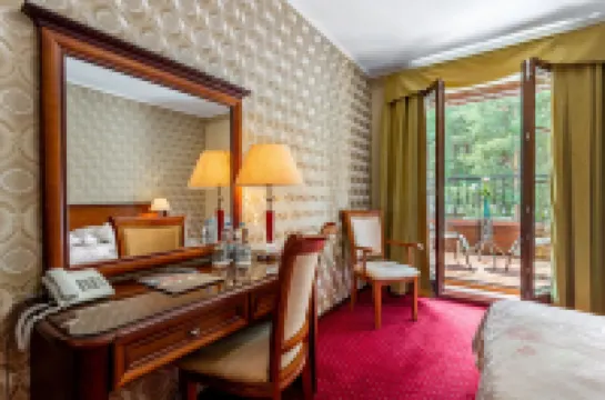 โรงแรม ดโวเร็ก ทรีอุมฟ์ ดอมโบรฟสกี้ สปูลก้า ยาวน่า โรงแรมใน