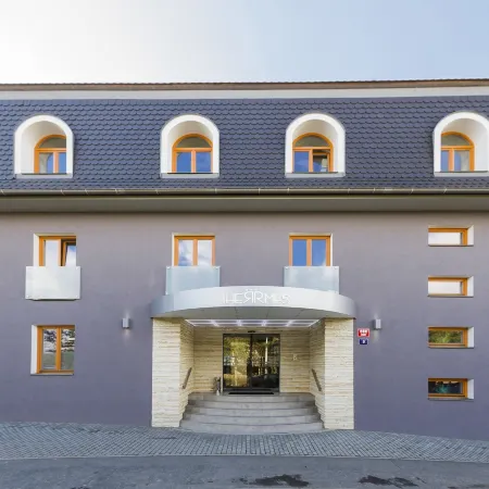 Hotel Herrmes Отели рядом с достопримечательностью «Белая гора»