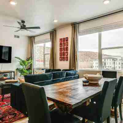 25 Mi to Zion: Rock 'n' Roll Condo w/ Mtn View! Rooms