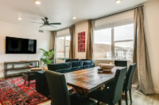 25 Mi to Zion: Rock 'n' Roll Condo w/ Mtn View!