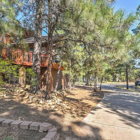 Wooded Retreat w/ Deck: 4 Mi to Downtown Flagstaff