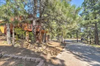 Wooded Retreat w/ Deck: 4 Mi to Downtown Flagstaff - شقق