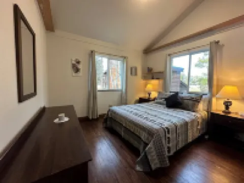 Glacier Homestead Hotels in Coram