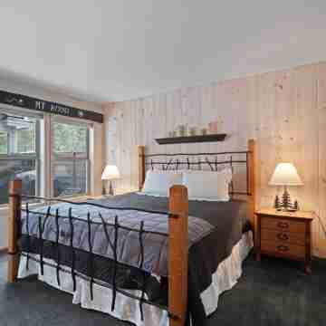 Beautifully Updated 6 Todd Home with Hot Tub and Easy Access to Sharc by RedAwning Rooms