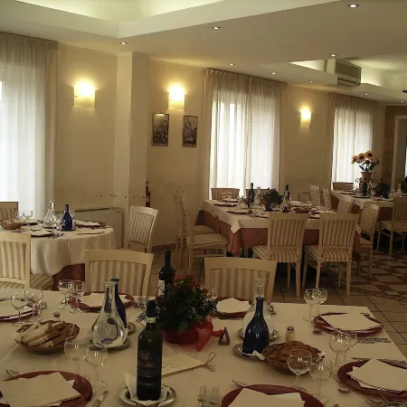 Hotel Tirreno Отели рядом с достопримечательностью «Пляж Фьюмичелло»