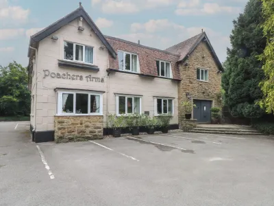 Poacher's Arms Hotels near Castleton Methodist Church / The Peveril Centre
