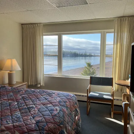 Shoreline Inn