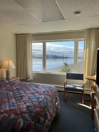 Shoreline Inn Отели рядом с достопримечательностью «Drury Lane Books»