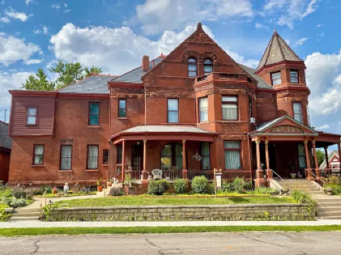 Vineyard Mansion Carriage House Hotels in 