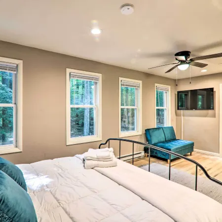 Sunroom, Fire Pit + Sauna: Lake Locust Village Gem