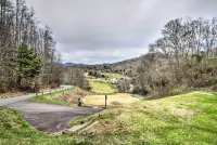Bryson City Condo w/ Spectacular Views & Amenities - balcón