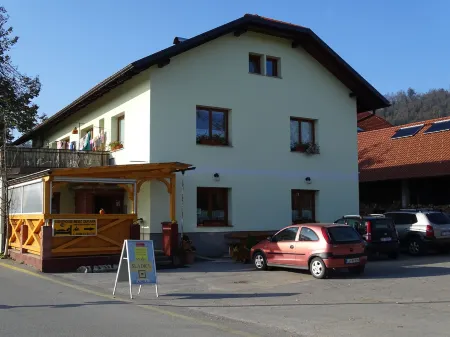 Guesthouse Mesec Zaplana Отели в г. Municipality of Postojna