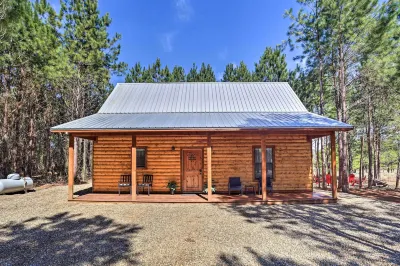 'The Breeze' - Broken Bow Cabin w/ Hot Tub & Deck!