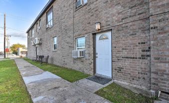 1/2 Mi to Beach: Convenient Retreat in Galveston!