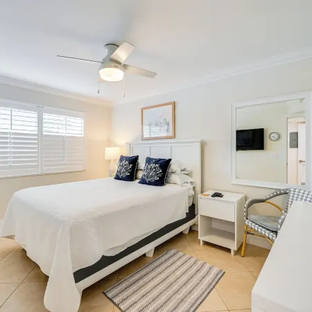 Naples Condo w/ Pool - Walk to Dining & Beach