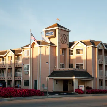 Howard Johnson by Wyndham Salinas Отели в г. Салинас
