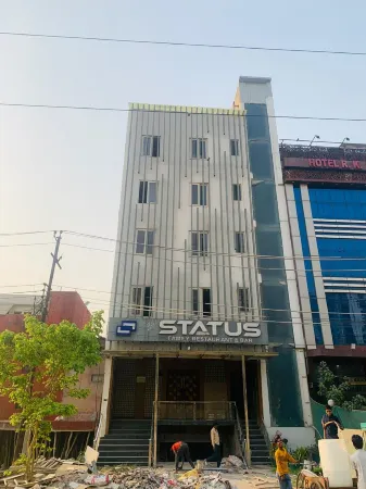 Status by Hotel the Emporio Отели рядом с достопримечательностью «Ghaziabad Haat»