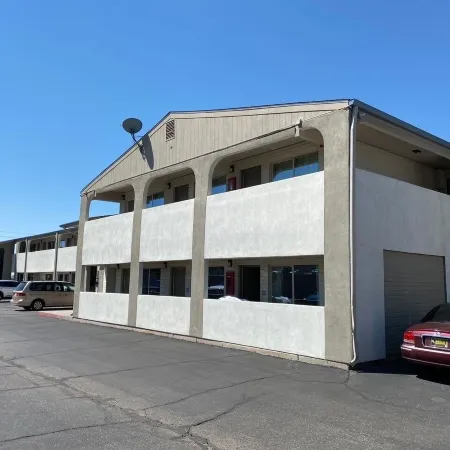 Desert Sands Inn & Suites