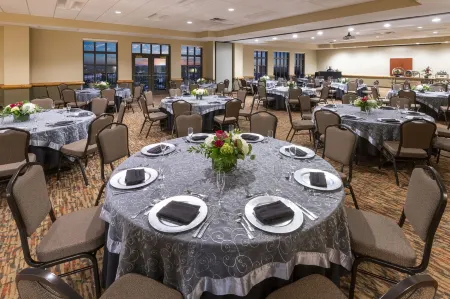 Great Wolf Lodge Grapevine Отели рядом с достопримечательностью «C Shane Wilbanks Trail»