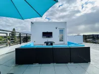 NEW LUXURIOUS LA HOME (Private Rooftop, Outdoor TV, Firepit, etc