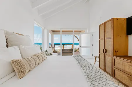 Long Bay Beach Resort Отели в г. Belle Vue