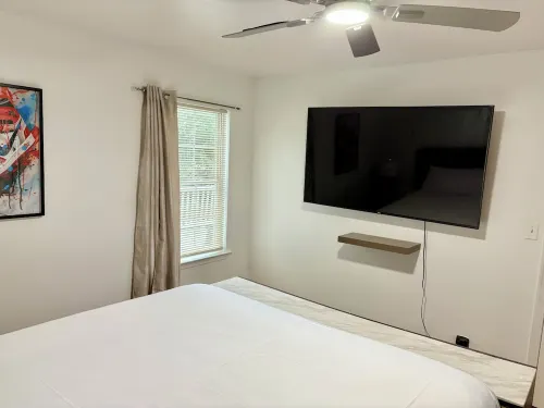 Cozy 2-bedroom apartment with WiFi, AC, large outdoor balcony