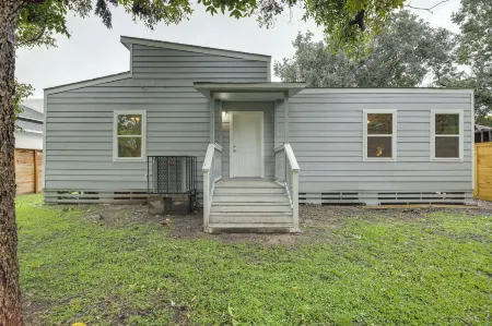 Gated Houston Home w/ Large Yard: 4 Mi to Downtown