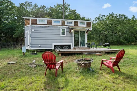 Charming Tiny Home with Fire Pit and Animal Encounters - Cozy Retreat