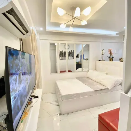 Budget Loft-type condo in Uptown CDO