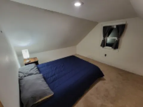 Riverfront cottage. Hiking, fishing, relaxing, pet friendly !