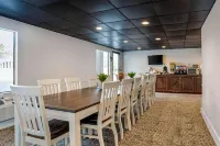Super 8 by Wyndham Daleville/Fort Novosel