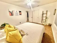 Lake house with hot tub, pool, game room & BBQ grill Hotels in Lakeland Village