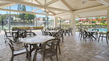 Plan Your Hawaii Vacay at Grace's Oasis! Отели рядом с достопримечательностью «Уайт Сандс Виллидж»