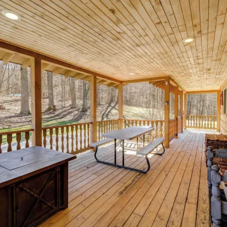 Tranquil Mountain Getaway in Troutdale: Game Room!